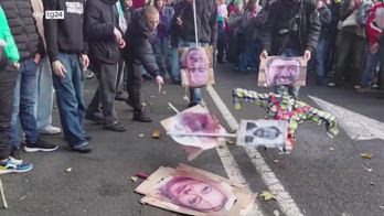 Torino, scontri durante il corteo: foto di Salvini bruciate