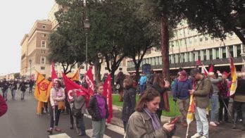 Roma, corteo Cobas: "Contratti miseri, aumento precarietÃ "