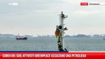 Corea del Sud, attivisti Greenpeace assaltano una petroliera