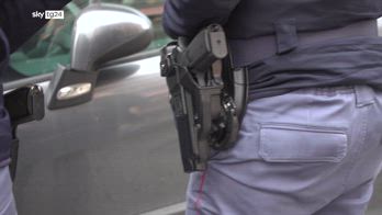 Napoli, ferisce la figlia di 7 anni mentre maneggia la pistola