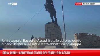 Statua del fratello di Bashar al-Assad abbattuta ad Aleppo