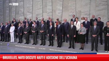 Bruxelles, foto di gruppo per i ministri degli Esteri della Nato