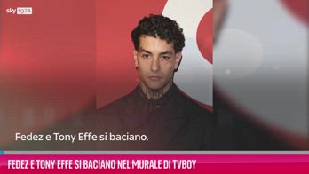 VIDEO Fedez e Tony Effe si baciano nel murale di TvBoy