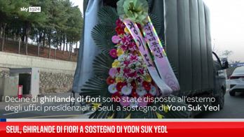 Seul, ghirlande di fiori a sostegno di Yoon Suk Yeol