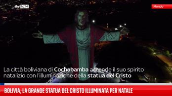 Bolivia, la grande statua del Cristo illuminata per Natale