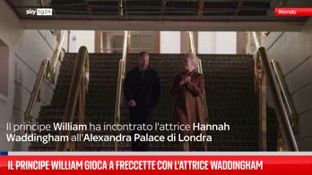 Principe William gioca a freccette con l'attrice Waddingham