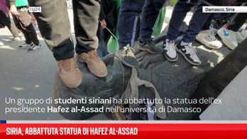 SIria, decapitata la statua del padre di Assad