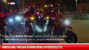 Barcellona, migliaia di Babbi Natale in motocicletta