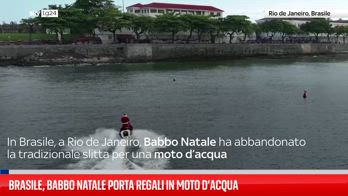 Brasile, Babbo Natale consegna regali con moto d'acqua