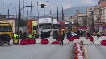 Operaio schiacciato, protesta al porto: "Sicurezza ignorata