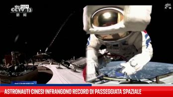 Astronauti cinesi stabiliscono record di camminata nello spazio