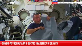 Lavanderia nello spazio, astronauta fa fatica a piegare i vestiti a gravità zero