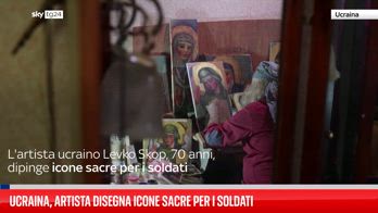 Artista ucraino dipingen icone sui coperchi delle scatole di munizioni