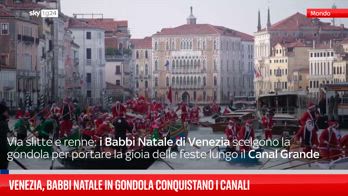 Venezia, Babbi Natale in gondola conquistano i canali