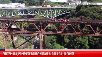 Guatemala, pompiere Babbo Natale si cala da un ponte