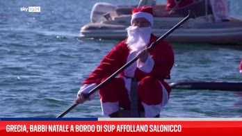 Grecia, Babbi Natale a bordo di sup affollano Salonicco