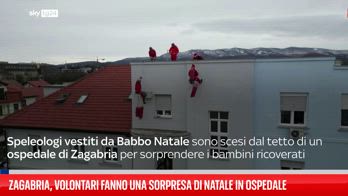 Zagabria, volontari fanno una sorpresa di Natale in ospedale