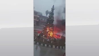 Siria, incendiato albero di Natale a Hama