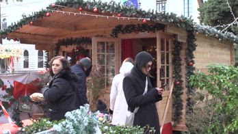 Bari, maltempo e divieti non fermano l'aperitivo in centro della vigilia di Natale