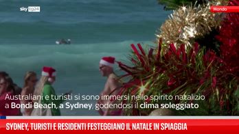 Sydney, turisti e residenti festeggiano Natale in spiaggia