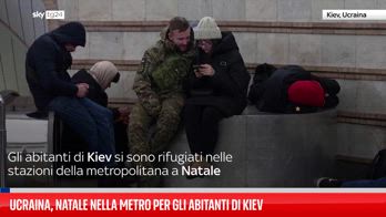 A Kiev si rifugiano nella metropolitana durante attacco russo