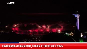 Copacabana in Brasile accoglie il nuovo anno con uno spettacolo pirotecnico