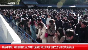 Giapponesi pregano per un nuovo anno pacifico al Santuario Meiji di Tokyo