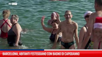 Barcellona, abitanti festeggiano con bagno di Capodanno
