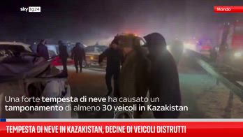 Tempesta di neve in Kazakistan, decine di veicoli distrutti