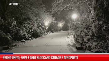 GB, forti nevicate bloccano scali aerei