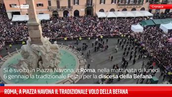 Il tradizionale volo della Befana su piazza Navona a Roma