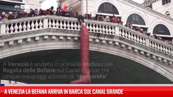 A Venezia la Befana arriva in barca sul Canal Grande