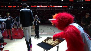 NBA, mascotte di Chicago gioca a scacchi contro Wembanyama