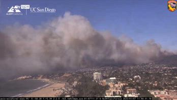 Usa, vasto incendio vicino Los Angeles. Stato d’emergenza e oltre 30mila sfollati