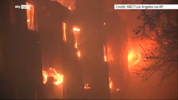 Incendi in California, le fiamme tra gli edifici ad Altaden