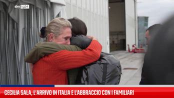 Cecilia Sala, l’arrivo in Italia e l'abbraccio coi familiari