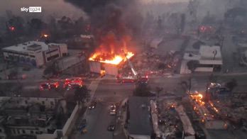 Incendi California, Altadena devastata: I video dal drone