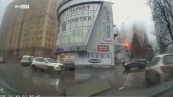 Donetsk, telecamera riprende missile su un supermercato