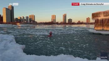 Usa, nuotatori sfidano gelo nel lago Michigan