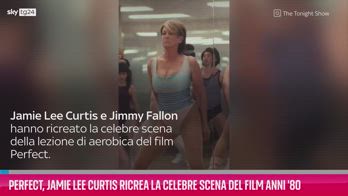 VIDEO Perfect, Jamie Lee Curtis ricrea la scena del cult