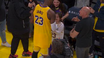 NBA, LeBron fa felici due giovani tifose a fine partita