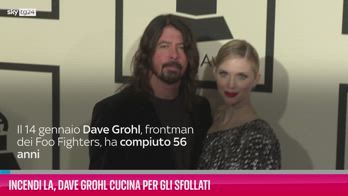 VIDEO Incendi LA, Dave Grohl cucina per gli sfollati