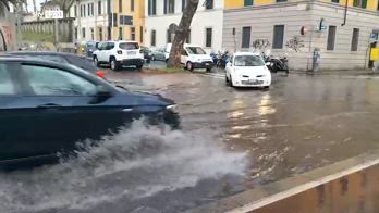 Violento nubifragio a Firenze, sottopassi allagati