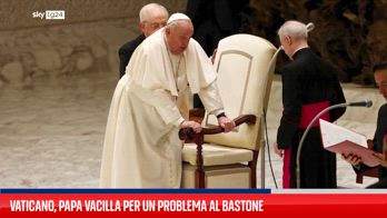Si rompe il bastone, Papa vacilla e prosegue accompagnato