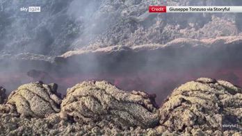 La spettacolare eruzione dell'Etna innevato