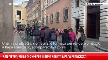 Fedeli in coda per l'omaggio a Papa Francesco