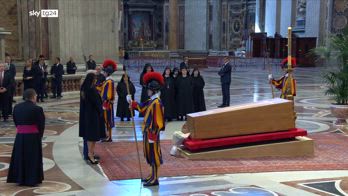 Funerali Papa, Trump e Melania davanti al feretro