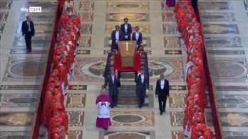 Funerali papa, bara portata sul sagrato per inizio esequie