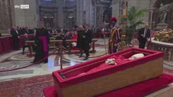 Macron e la moglie Brigitte ai funerali di Papa Francesco