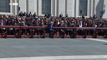 Funerali Papa Francesco, i leader mondiali seduti sui palchi